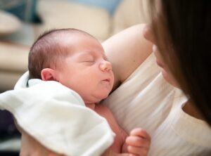 bebe pleure pendant allaitement