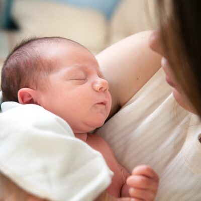 bebe pleure pendant allaitement
