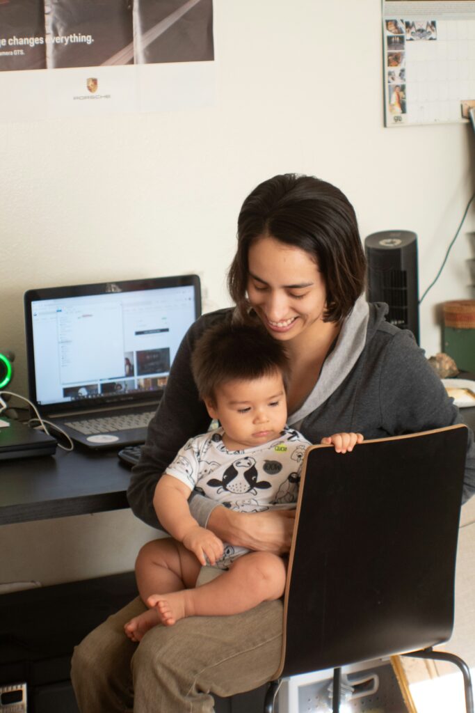 Maman travaille avec bébé - Travail famille - Naélie